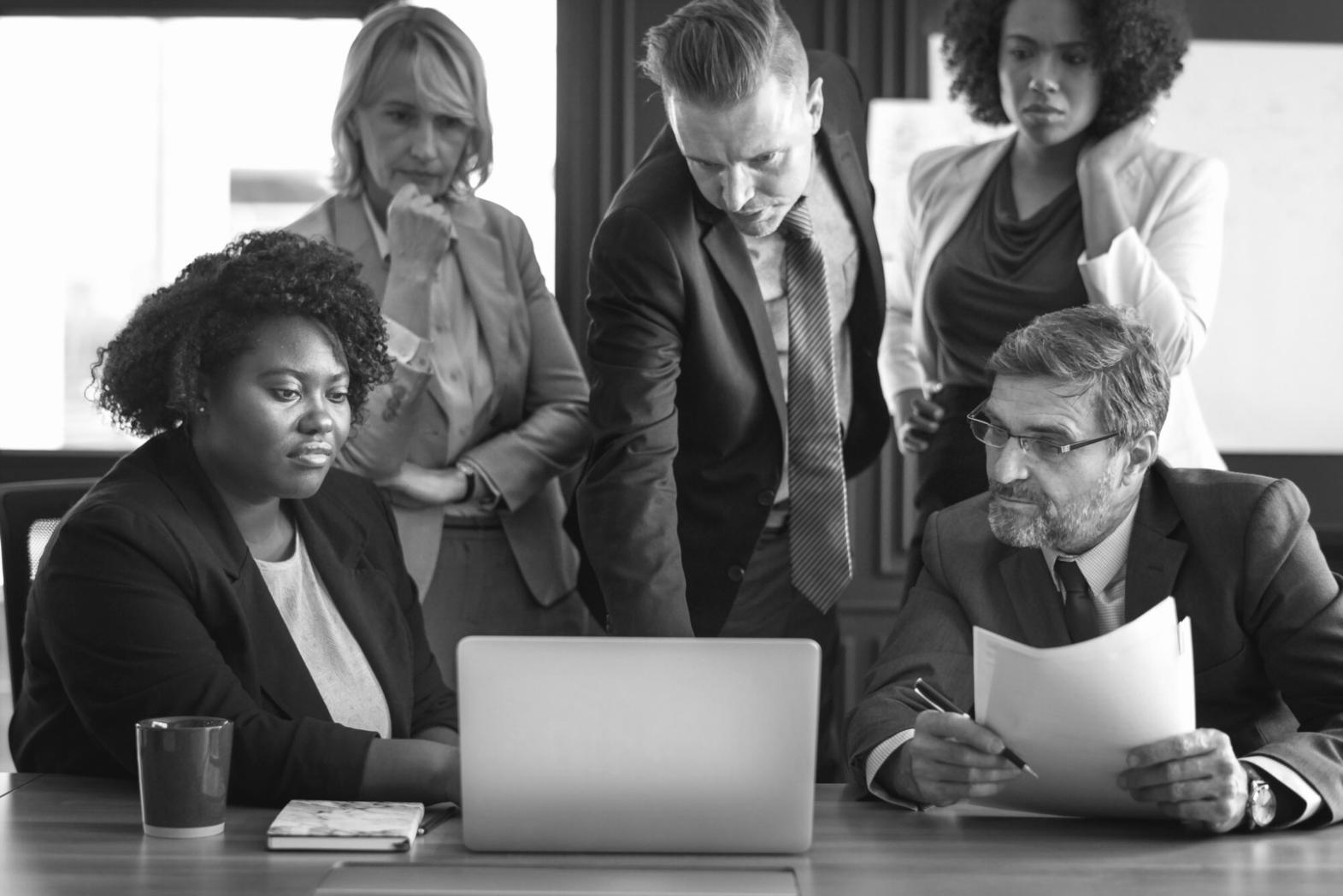 Teilnehmer arbeiten gemeinsam an Finanzplanung in Workshop-Atmosphäre