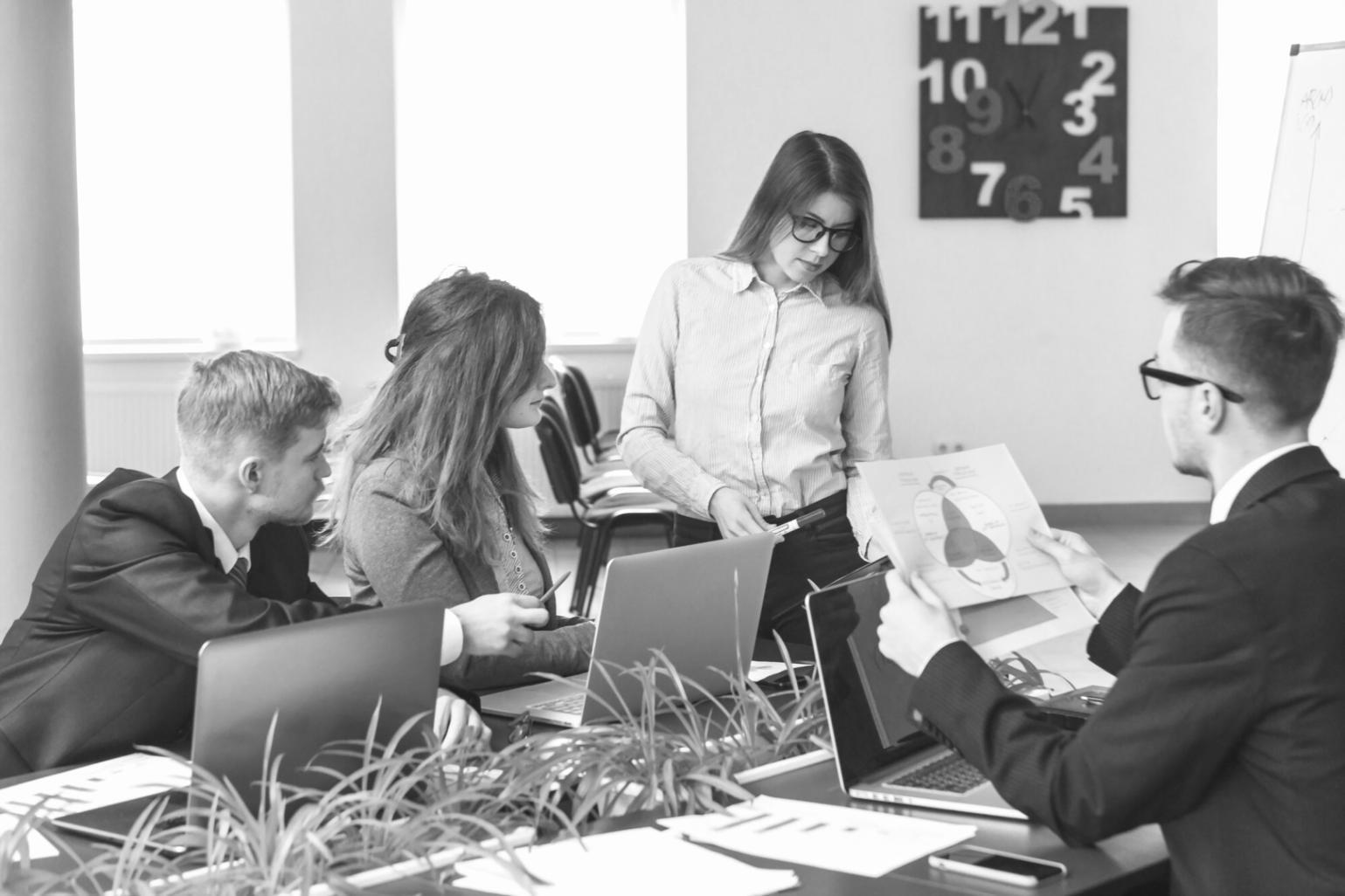 Organisierte Finanzunterlagen und digitale Tools im Einsatz